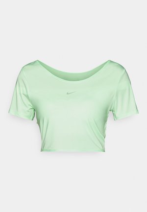 Lys grøn cropped t-shirt lavet af glat stof, med kortærmer og en bred, rund halsudskæring. Et lille grå Nike-logo er centreret på fronten.