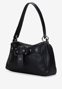 Bolso de mano de cuero negro con un acabado texturizado, que presenta un gran lazo asegurado con ojales plateados y una sola correa para el hombro.