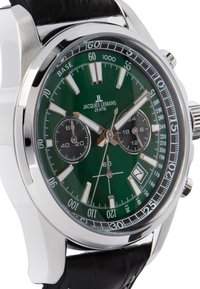 Orologio cronografo con quadrante verde, indici argentati, sottoquadranti neri e cassa in acciaio inossidabile; presenta una finestra per la data e un cinturino in pelle.