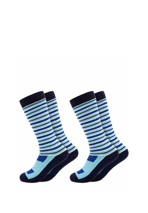 Zwei Paar Crew-Socken mit horizontalen Streifen in Blautönen, marineblaue Fersen, Zehen und Bündchen, nebeneinander auf weißem Hintergrund dargestellt.