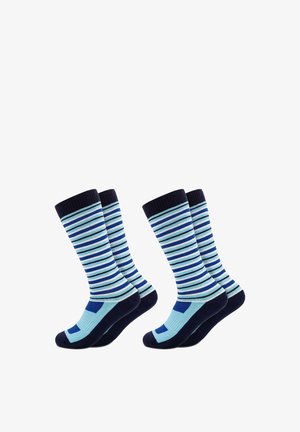 Zwei Paar Crew-Socken mit horizontalen Streifen in Blautönen, marineblaue Fersen, Zehen und Bündchen, nebeneinander auf weißem Hintergrund dargestellt.