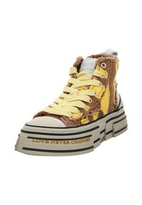 High-Top-Sneaker mit braun-gelbem Patchwork-Design, strukturiertem Stoff, gelben Schnürsenkeln und einer dicken weißen Sohle mit der Aufschrift "LOVE NEVER CHANGES."