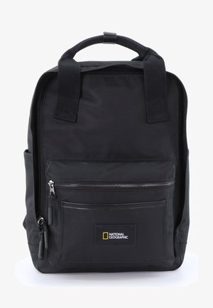 Schwarzer Stoff-Rucksack mit zwei oberen Griffen, einem Reißverschluss-Frontfach und dem National Geographic-Logo. Strukturiertes Design mit glatter Textur.