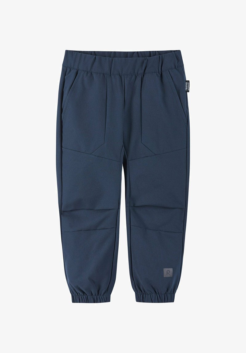 Dunkelblaue, elastische Hosen mit einem elastischen Bund, zwei frontalen Taschen und schmal zulaufenden Knöcheln. Mit geometrischen Nähten und einem Logo-Patch.