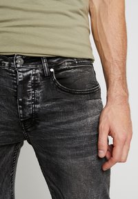 Tigha Vaqueros pitillo - grey denim