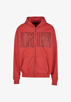 Rød zip-up hoodie med en snoretrækshætte, frontlommer og et stort "ROCA WEAR" grafik i en mørkere nuance foran.