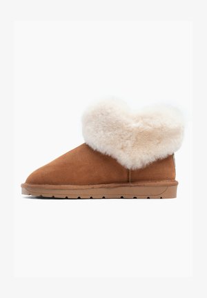 Brune ruskindsankelstøvler med en fluffy cremefarvet imiteret shearling krave. Flad sål med tekstureret gummi, rund tå design og enkle syninger.