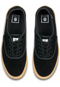 Černé semišové tenisky s kulatou špičkou, šněrovacím designem a gumovou podrážkou. Mají černou textilní podšívku a logo na jazyku.