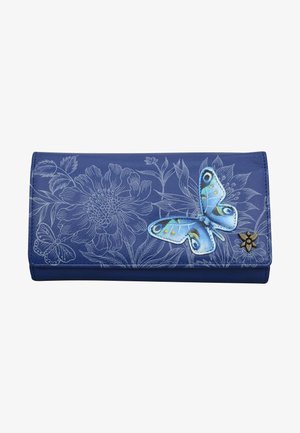 Blauwe portefeuille met een bloempatroon en een decoratieve blauwe vlinder. Bevat een kleine metalen bloemaccent in de rechters benedenhoek.