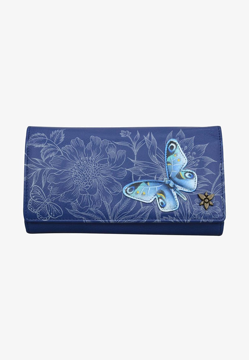 Blauwe portefeuille met een bloempatroon en een decoratieve blauwe vlinder. Bevat een kleine metalen bloemaccent in de rechters benedenhoek.