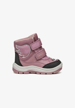 Różowe dziecięce botki z błyszczącym wykończeniem, dwiema regulowanymi paskami na rzepy, wzorem skrzydeł z boku oraz kontrastującą czarną gumową podeszwą.
