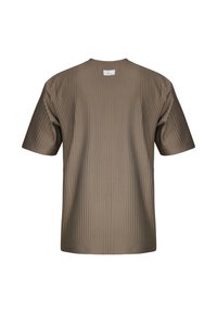 Chemise marron à manches courtes avec une texture côtelée verticale et une petite étiquette blanche au niveau de l'encolure arrière.