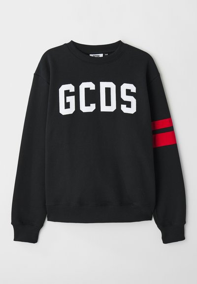 Sudadera negra con el texto "GCDS" en blanco, con cuello redondo y rayas en rojo en la manga izquierda. Textura de tela suave.