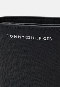 Tommy Hilfiger BUSINESS TRIFOLD UNISEX - Lompakko - black