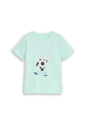 Lichtblauw kindert-shirt met cartoon voetbalbalfiguur die loopt en een kleinere blauw-witte bal op één vinger balanceert.