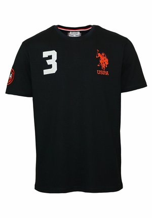 Schwarzes Baumwoll-T-Shirt mit einer weißen Zahl "3" auf der linken Brust und einem orangefarbenen Polospieler-Logo mit der Aufschrift "USPA." Rundhalsausschnitt und kurze Ärmel.