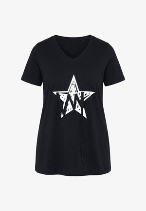 T-shirt noir à col en V avec manches courtes et un grand motif d'étoile blanche, comprenant des lettres noires usées et des cordons suspendus à l'avant.