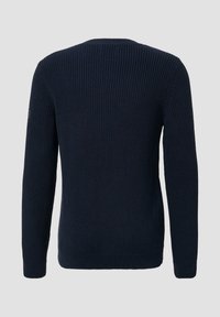 Marineblauer Strickpullover mit gerippter Textur, Rundhalsausschnitt und langen Ärmeln. Einfaches Design ohne Muster oder zusätzliche Akzente.