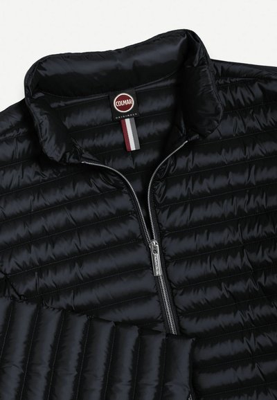 Veste noire matelassée avec col montant, fermeture éclair devant et étiquette du logo Colmar Originals à l'intérieur du col.