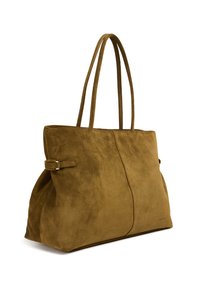Sac cabas en daim vert olive avec deux longues anses, une base plate et un détail de boucle sur le côté. Texture lisse avec un design minimaliste.