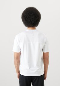 EA7 Emporio Armani NATURAL VENTUS TEE  - T-skjorte til trening - white