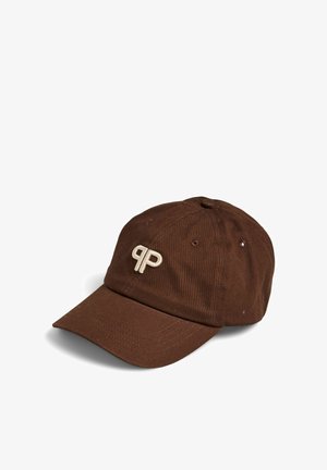 Casquette de baseball marron avec un logo "pp" brodé beige à l'avant, dotée d'œillets cousus et d'une visière courbée.