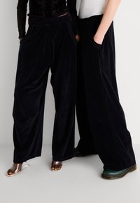 Jaded London MONSTER JOGGER - Spodnji deli trenirk - black