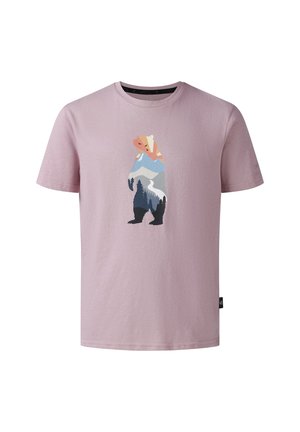 Camiseta de manga corta de color púrpura claro con un gráfico de un oso relleno con un paisaje de montaña y bosque en colores pastel en la parte delantera.