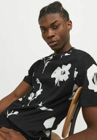 Jack & Jones PREMIUM ALL OVER RUNDHALS - T-shirt med print - black onyx