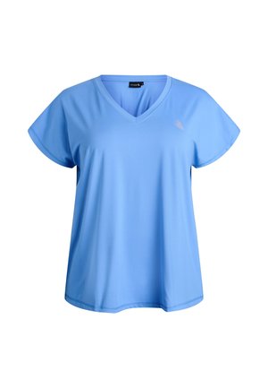 Jasnoniebieska koszulka z dekoltem w serek i krótkimi rękawami, wykonana z miękkiej tkaniny; z małym logo po lewej stronie na górze.