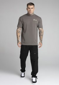 SIKSILK SCRIPT  - Nyomott mintás póló - brown