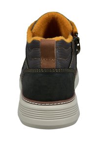 Niedriger Schuh mit einem dunkelgrauen Textilobermaterial, braunen Wildledereinsätzen, orangefarbenem Fleecefutter und einer Gummisohle mit weißen Streifen.