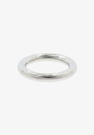 Zilveren gedraaid ring, gladde textuur, cirkelvorm, reflecterend oppervlak, 4 mm breed, naadloos ontwerp met een lichte draaiing.