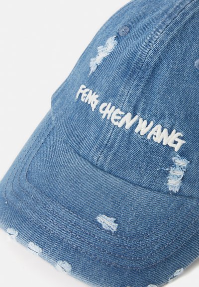 Cappellino in denim blu con accenti invecchiati e testo ricamato bianco "FENG CHEN WANG". Visiera curva e design strutturato.
