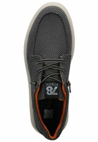 Šedá tkaná textilní bota s kulatou špičkou, hladkou off-white podešví a šedými tkaničkami. Interiér obsahuje oranžové detaily a branding.