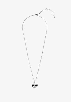 Zilveren ketting met een klavert pendant, versierd met zwarte en zilveren hartjes en diamantachtige accenten, ontworpen voor een elegante uitstraling.