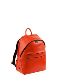 Mochila de cuero rojo con una textura suave, que cuenta con dos bolsillos frontales con cremallera, un asa en la parte superior y correas ajustables negras.
