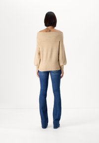 ONLY Tall ONLJEANETT LIFE OFF SHOULDER - Pulóver - humus