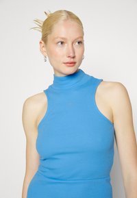 Noisy May Tall NMMANALA HIGHNECK SKATER DRESS - Strikkjoler - azure blue