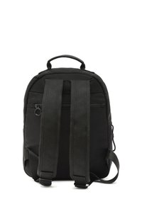 Černý batoh vyrobený z polstrovaného materiálu, s nastavitelnými popruhy, horním uchem a zipovou kapsou na zadní straně. Jednoduchý, elegantní design.