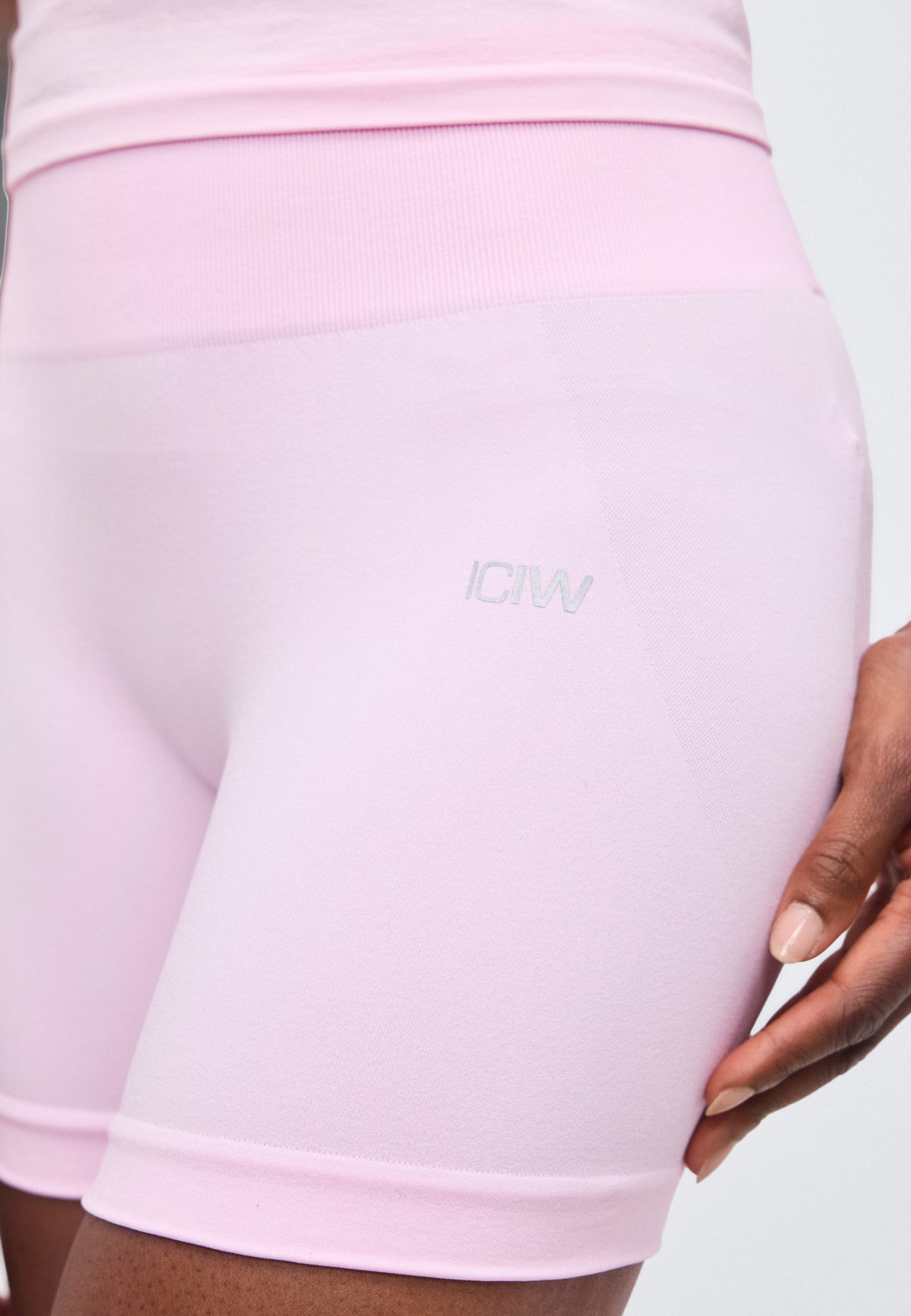 SMOOTH SEAMLESS MIDI SHORTS
