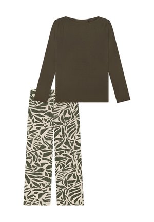 Olivgrünes Langarmshirt mit rundem Ausschnitt, kombiniert mit weitem Hosenbein in Grün- und Cremetönen mit Blattmuster. Weiche Stoffstruktur erkennbar.