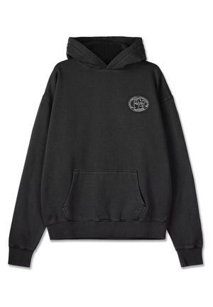 Melna kapuce, pārspīlēta dizaina, mīksta auduma, priekšējais kengura kabata, ribinātās aproces un apakšmalas, ar apļveida grafisko logotipu uz krūtīm.