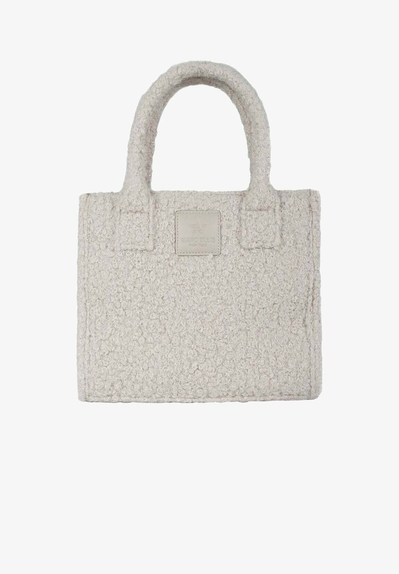 Textuurige crèmehandtas gemaakt van zacht boucle-materiaal. Voorzien van twee stevige handvatten en een rechthoekige vorm met een klein merkembleem.