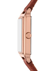 Montre rectangulaire avec un boîtier en métal rose doré, un cadran blanc uni et un bracelet en cuir marron. Présente une couronne texturée sur le côté.