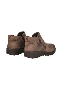 Botines de ante marrón con punta redonda y cremallera lateral. Cuentan con un acabado texturizado y una suela de goma para proporcionar agarre y comodidad.