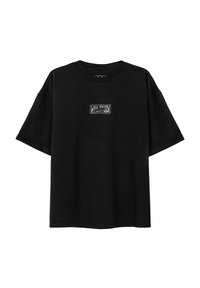 Czarny bawełniany T-shirt z krótkim rękawem, o luźnym kroju, z małym haftowanym prostokątnym logo z przodu. Prosty design, bez wzorów.