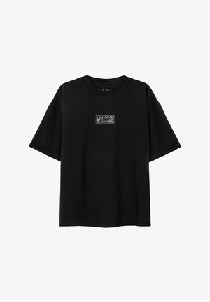 Czarny bawełniany T-shirt z krótkim rękawem, o luźnym kroju, z małym haftowanym prostokątnym logo z przodu. Prosty design, bez wzorów.