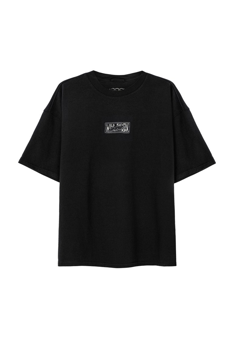 Czarny bawełniany T-shirt z krótkim rękawem, o luźnym kroju, z małym haftowanym prostokątnym logo z przodu. Prosty design, bez wzorów.