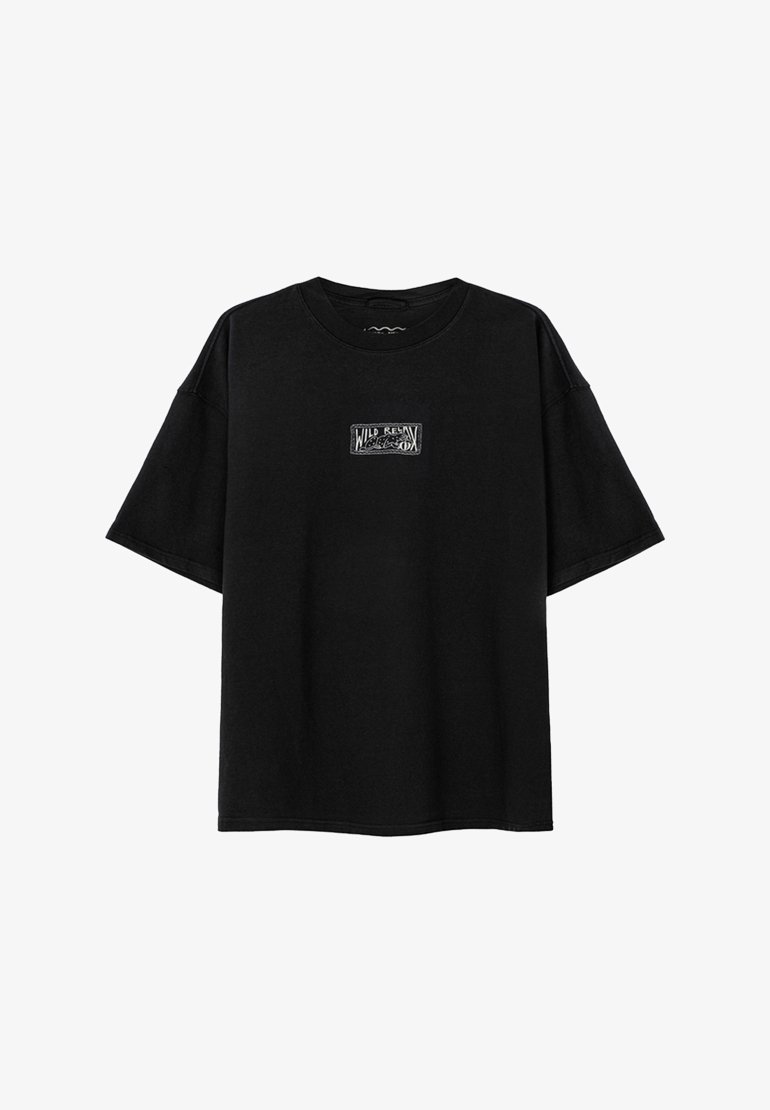 Czarny bawełniany T-shirt z krótkim rękawem, o luźnym kroju, z małym haftowanym prostokątnym logo z przodu. Prosty design, bez wzorów.